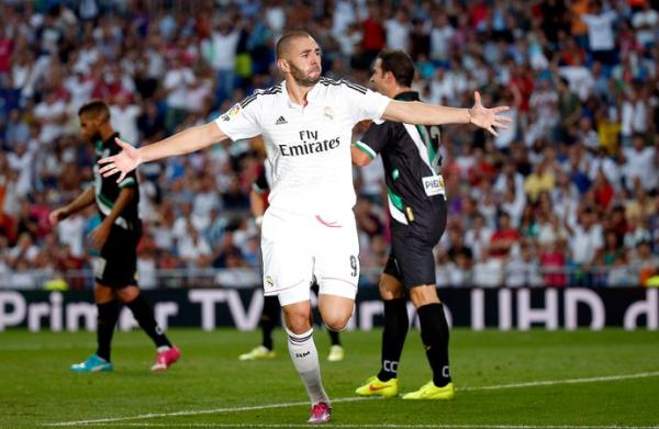 Benzema festeja: franc&ecirc;s abriu o placar para o Real Madrid com bela cabe&ccedil;ada.(Imagem:Reuters)