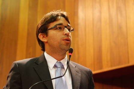 Marden Menezes defende reajuste salarial para médicos no interior