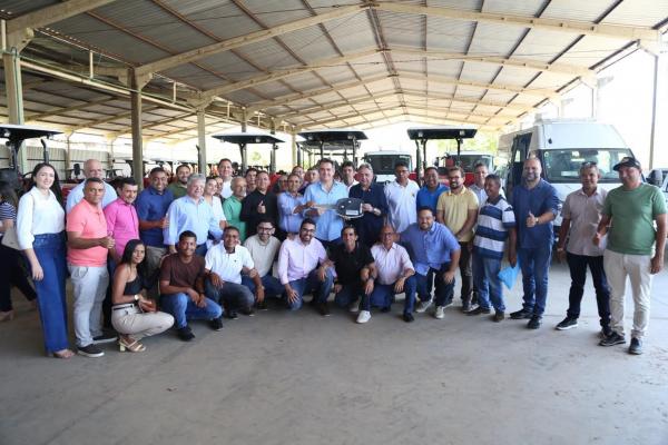 Ciro Nogueira entrega máquinas e equipamentos e beneficia população de 21 municípios