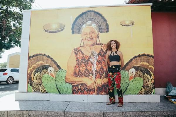  Mika Raiz &eacute; artista visual respons&aacute;vel pelo painel da compositora Maria da Inglaterra em Teresina.(Imagem: Reprodu&ccedil;&atilde;o )