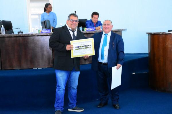 C&acirc;mara Municipal de Floriano homenageia presidente da AMLH com T&iacute;tulo de Cidad&atilde;o Florianense.(Imagem:CMF)