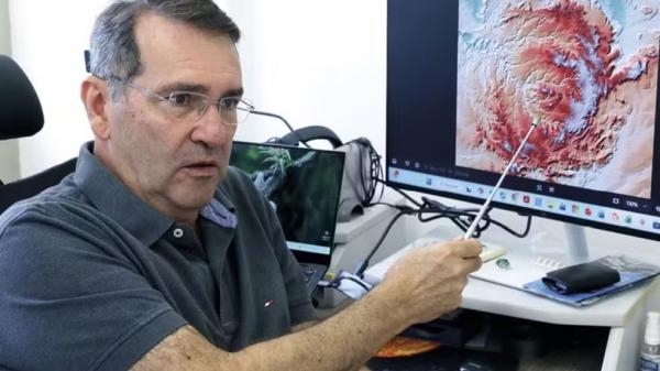 Professor Alvaro Cr&oacute;sta, que liderou o grupo de cientistas respons&aacute;veis pela descoberta da cratera.(Imagem:Arquivo pessoal)