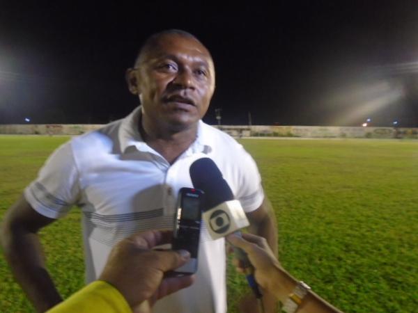 Vanin festeja vitória, mas relata: "Esses caras estão três meses sem receber"
