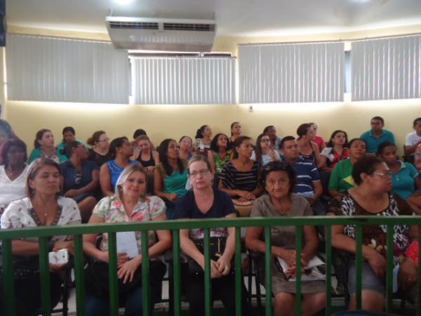 Durante assembleia professores decidem pela continuidade da greve em Floriano.(Imagem:FlorianoNews)