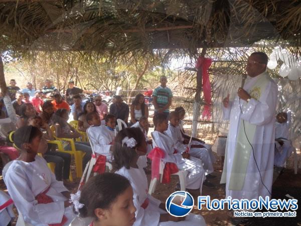 Adolescentes recebem o Sacramento do Crisma na localidade Sap&eacute;.(Imagem:FlorianoNews)