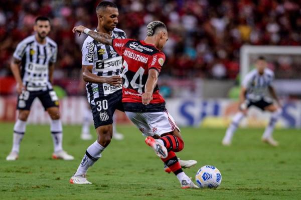 A partida foi marcada pelo duelo entre João Paulo e Gabriel, que teve o goleiro santista em vantagem. Com o resultado, o Santos alcançou os 49 pontos, em 11º lugar, enquanto o Fla(Imagem:Reprodução)