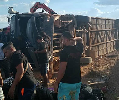 Acidente com ônibus de Edson Lima deixa um morto no Piauí