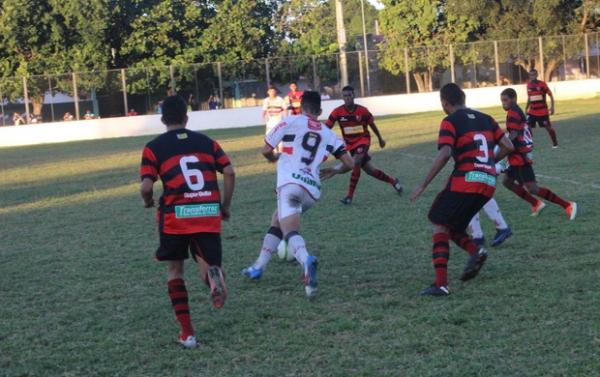 River-PI foi cercado pelo Flamengo-PI e n&atilde;o conseguiu reverter vantagem.(Imagem: Wenner Tito)