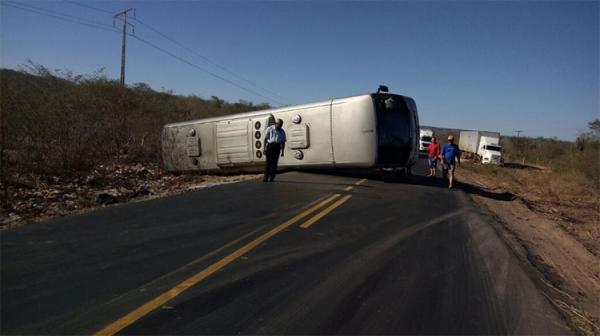 Ônibus tenta desviar de carreta e tomba na BR-135