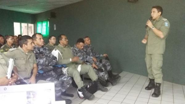 Policiais participam de reunião sobre novo plano de policiamento em Floriano