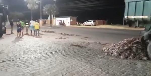 Galinhas ficam espalhadas na Avenida Calisto Lobo ap&oacute;s ca&iacute;rem de caminh&atilde;o em Floriano.(Imagem:Reprodu&ccedil;&atilde;o/Jornal da Tropical)