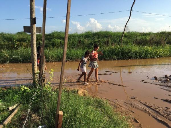 Crian&ccedil;as tentam atravessar lama na Zona Sul de Teresina.(Imagem: Murilo Lucena/G1 PI)