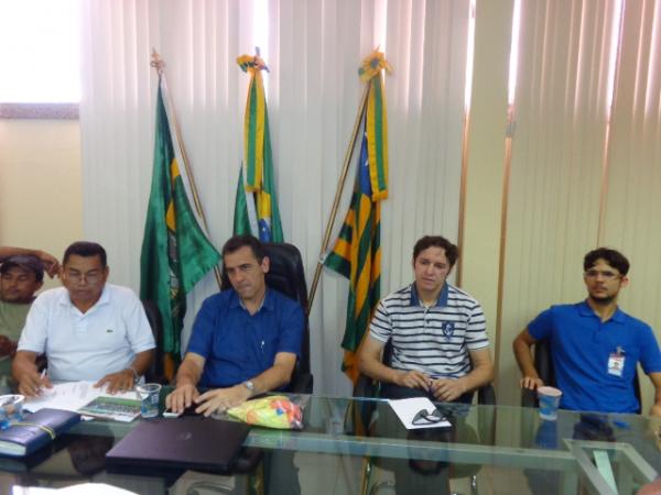 Prefeito e Liga Florianense se reúnem com desportistas de Floriano