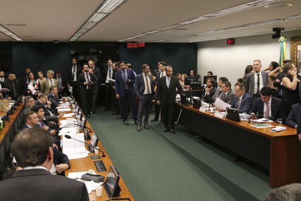 Comissão confirma mudança que deixa regra da pensão mais dura