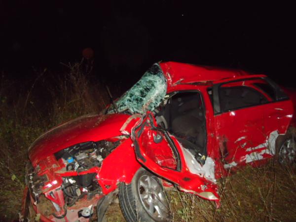 Acidente envolvendo carreta e carro de passeio deixa quatro feridos