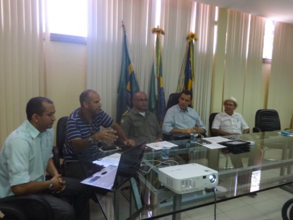 Prefeito discute implanta&ccedil;&atilde;o do Guardi&atilde;o Eletr&ocirc;nico  em Floriano.(Imagem:FlorianoNews)