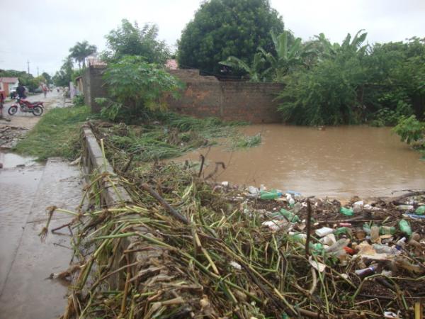 Riacho Irapu&aacute; tomado de lixo e mato(Imagem:reda&ccedil;&atilde;o)