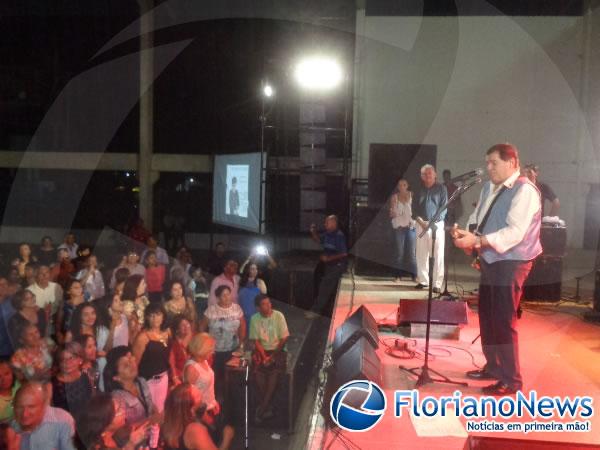 Jerry Adriani emociona público durante show em Floriano.(Imagem:FlorianoNews)