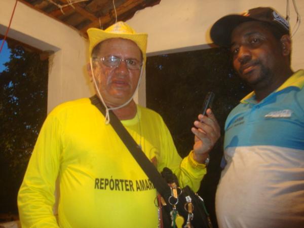 Amarelinho entrevistando um dos locutores da vaquejada - Esse veio de Campo Maior(Imagem:reda&ccedil;&atilde;o)