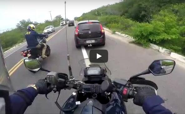 Motorista ultrapassa 10 carros pelo acostamento e PRF flagra