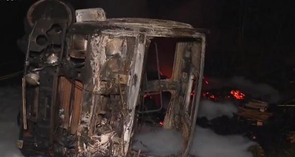 Batida entre ônibus e carreta deixa 5 mortos e 10 feridos