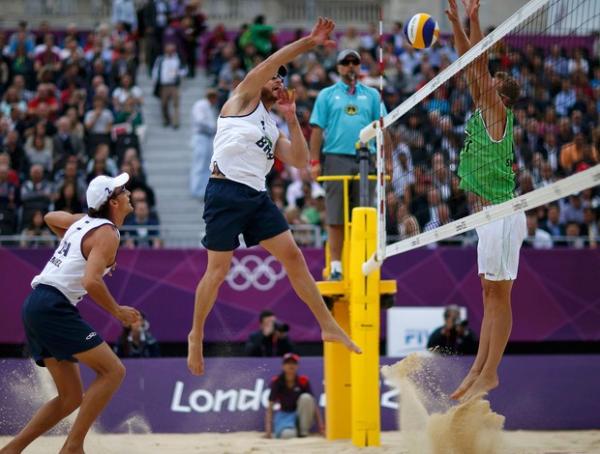 Alison sobe no bloqueio para ajudar o Brasil a avan&ccedil;ar &agrave; final do v&ocirc;lei de praia.(Imagem:Ag&ecirc;ncia Reuters)