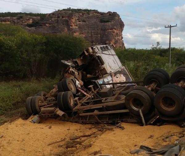 &Ocirc;nibus e caminh&atilde;o tombam e deixam quatro feridos em S&atilde;o Raimundo Nonato, Sul do Piau&iacute;.(Imagem:Divulga&ccedil;&atilde;o /PM-PI)