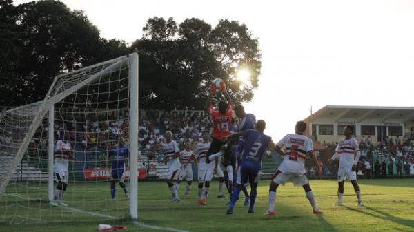 Robinho sobe para fazer mais uma defesa contra o Parnahyba.(Imagem:N&aacute;yra Mac&ecirc;do/GLOBOESPORTE.COM)