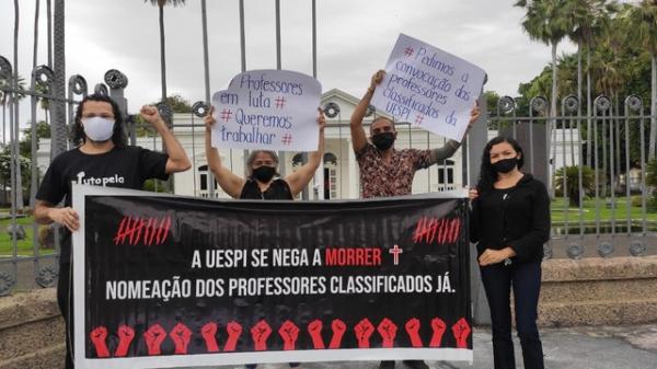 Professores aprovados em concurso da Uespi reivindicam nomeação durante manifestação