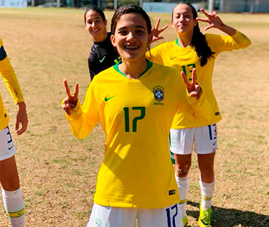 Júlia Beatriz comemora vitória do Brasil em amistoso contra Camarões