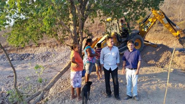 Prefeito Gilberto revitaliza os a&ccedil;udes da zona rural.(Imagem: Secom	)