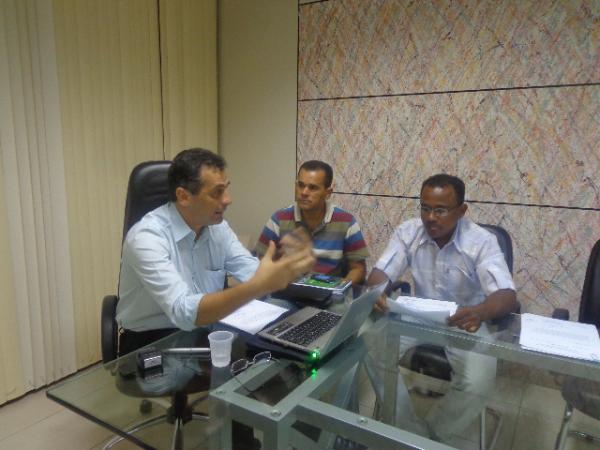 Gilberto Júnior recebe reivindicações de líderes de bairros.(Imagem:FlorianoNews)