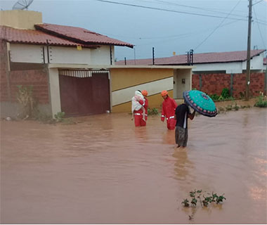 Família é resgatada em Picos; chuva foi a maior em 15 anos