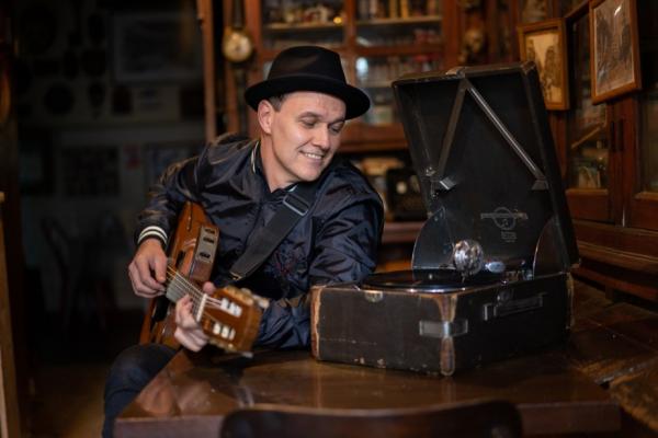 João Suplicy traz Cartola para o universo do blues em disco com fala de Leci Brandão e batuque