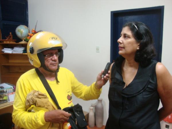 Renato foi conferir a entrega de cadeiras de rodas para deficientes f&iacute;sicos e conversou com a Secret&aacute;ria Amara Proc&oacute;pio(Imagem:FlorianoNews)