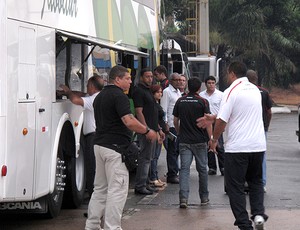 Ônibus na pista evita contato do Fla com torcida em Goiânia