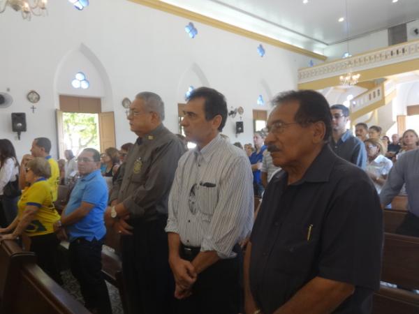 Familiares e amigos participaram da missa de corpo presente de Ant&atilde;o Reis.(Imagem:FlorianoNews)