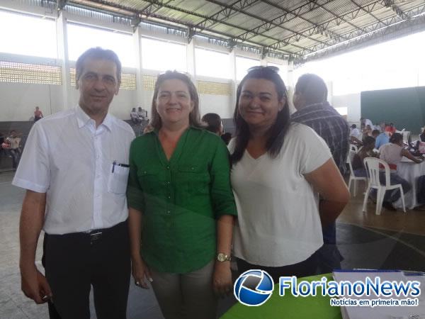 Fam&iacute;lias contempladas no programa ''Minha Casa Minha Vida'' assinam contratos.(Imagem:FlorianoNews)