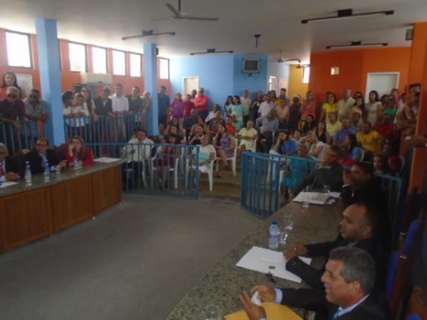 Reeleito, Gleydson Resende toma posse como prefeito de Bar&atilde;o de Graja&uacute;.(Imagem:FlorianoNews)