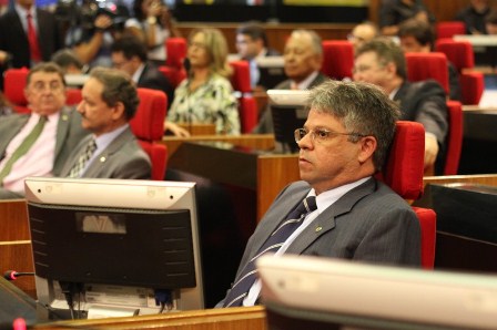 Deputados discutem reajuste no tempo de dois minutos