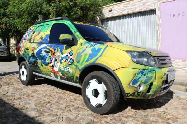 Família investe R$ 1,4 mil em decoração de carro para a Copa do Mundo
