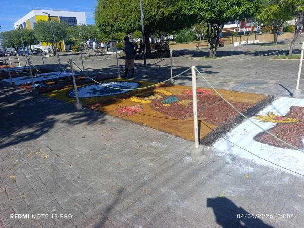 Jovens da Diocese de Floriano confeccionam tapetes de Corpus Christi em demonstração de fé e devoção.(Imagem:FlorianoNews)