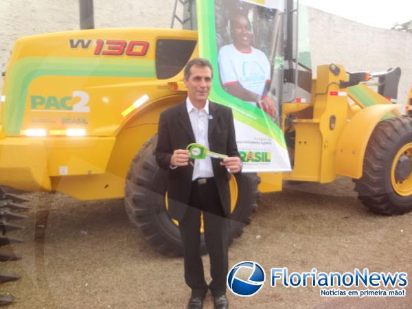Prefeitura Municipal de Floriano recebe m&aacute;quina agr&iacute;cola do PAC 2.(Imagem:FlorianoNews)