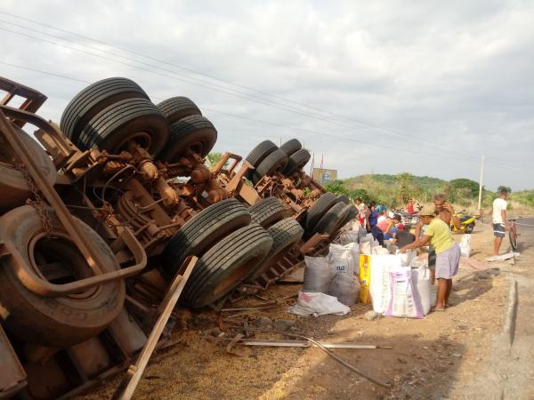 Carreta carregada de milho tomba e carga &eacute; saqueada na localidade Paracaty(Imagem:FlorianoNews)