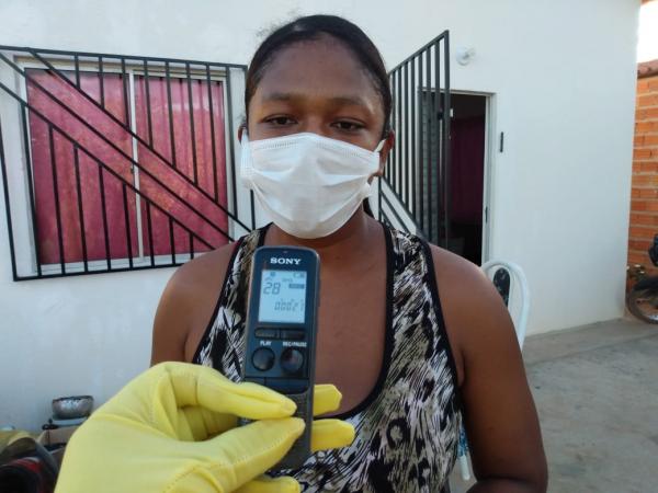 Auxiliar de Servi&ccedil;os Gerais, Eliana, teve a casa destru&iacute;da ap&oacute;s inc&ecirc;ndio no bairro Cajueiro II, em Floriano.(Imagem:FlorianoNews)