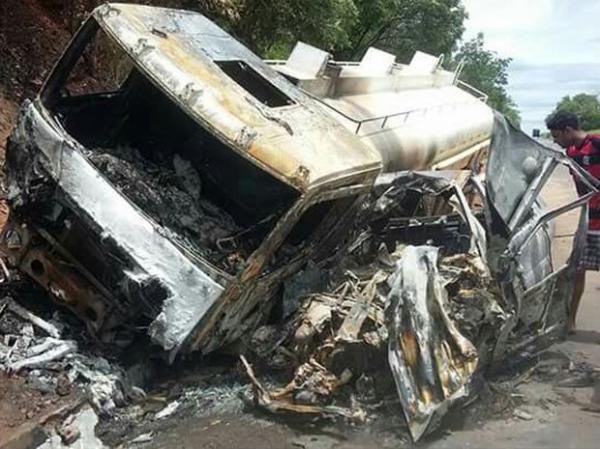 Colisão entre ônibus e kombi deixa um morto e três feridos no Piauí