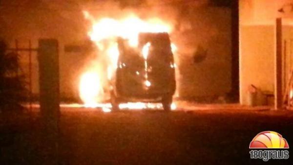 Ambul&acirc;ncia pega fogo em estacionamento de hospital no Piau&iacute;.(Imagem:180graus)