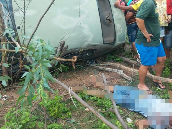 Carro tomba, motorista é lançado para fora de carro e morre em Teresina