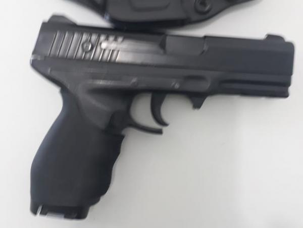 Pol&iacute;cia apreendeu simulacro de arma de fogo com suspeito.(Imagem:Divulga&ccedil;&atilde;o/Pol&iacute;cia Civil)