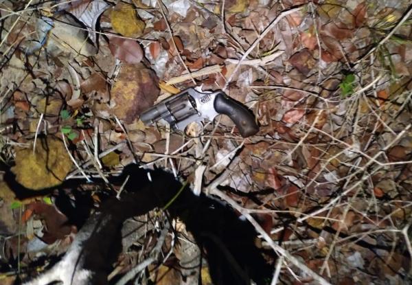 Arma de fogo encontrada pr&oacute;ximo ao local onde homem de 31 e adolescente foram encontrados; adolescente sobreviveu.(Imagem:Divulga&ccedil;&atilde;o/ Pol&iacute;cia Militar)